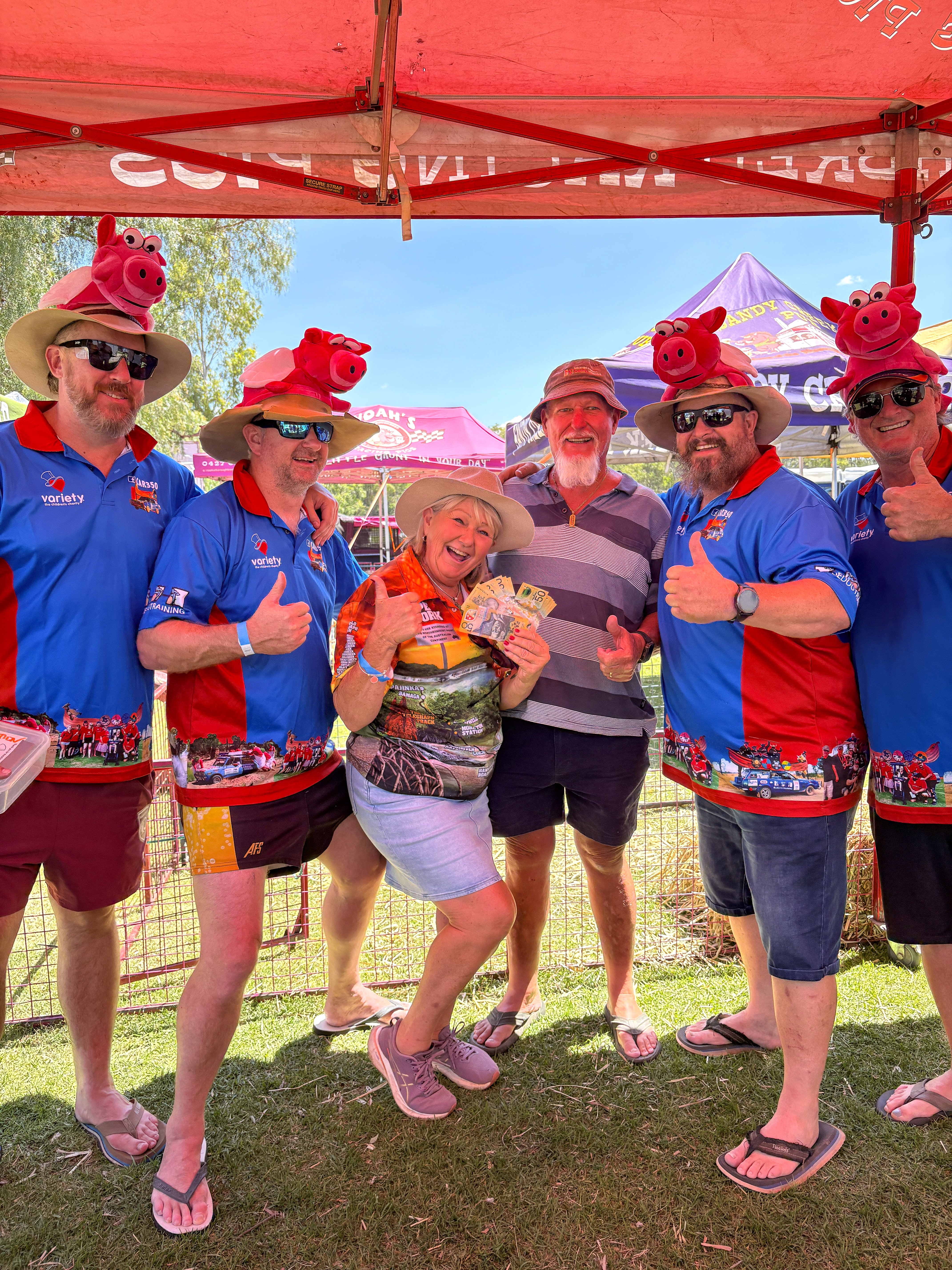 BLUE DOG TRAINING PIG RACING 1