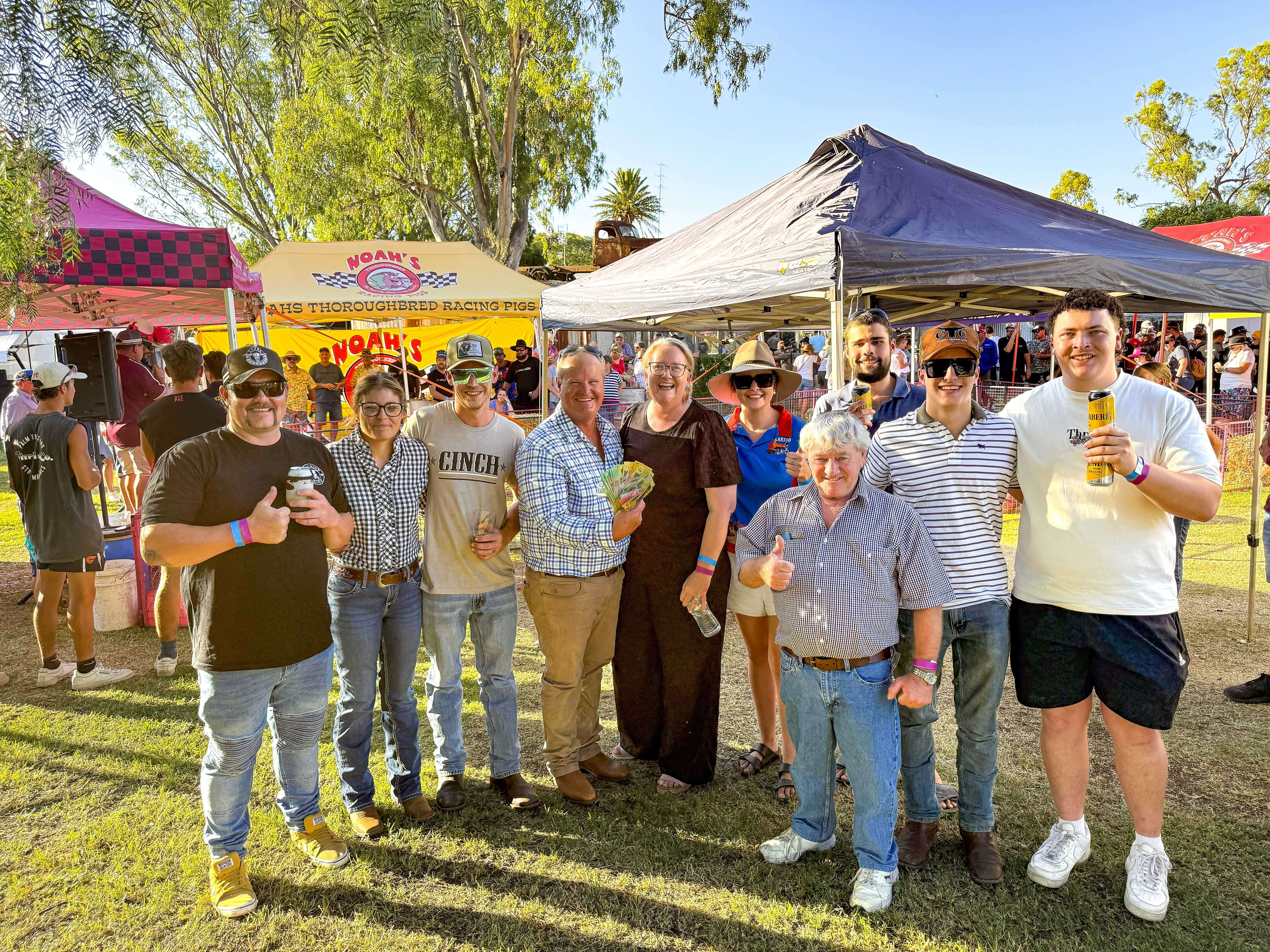 BLUE DOG TRAINING PIG RACING 1