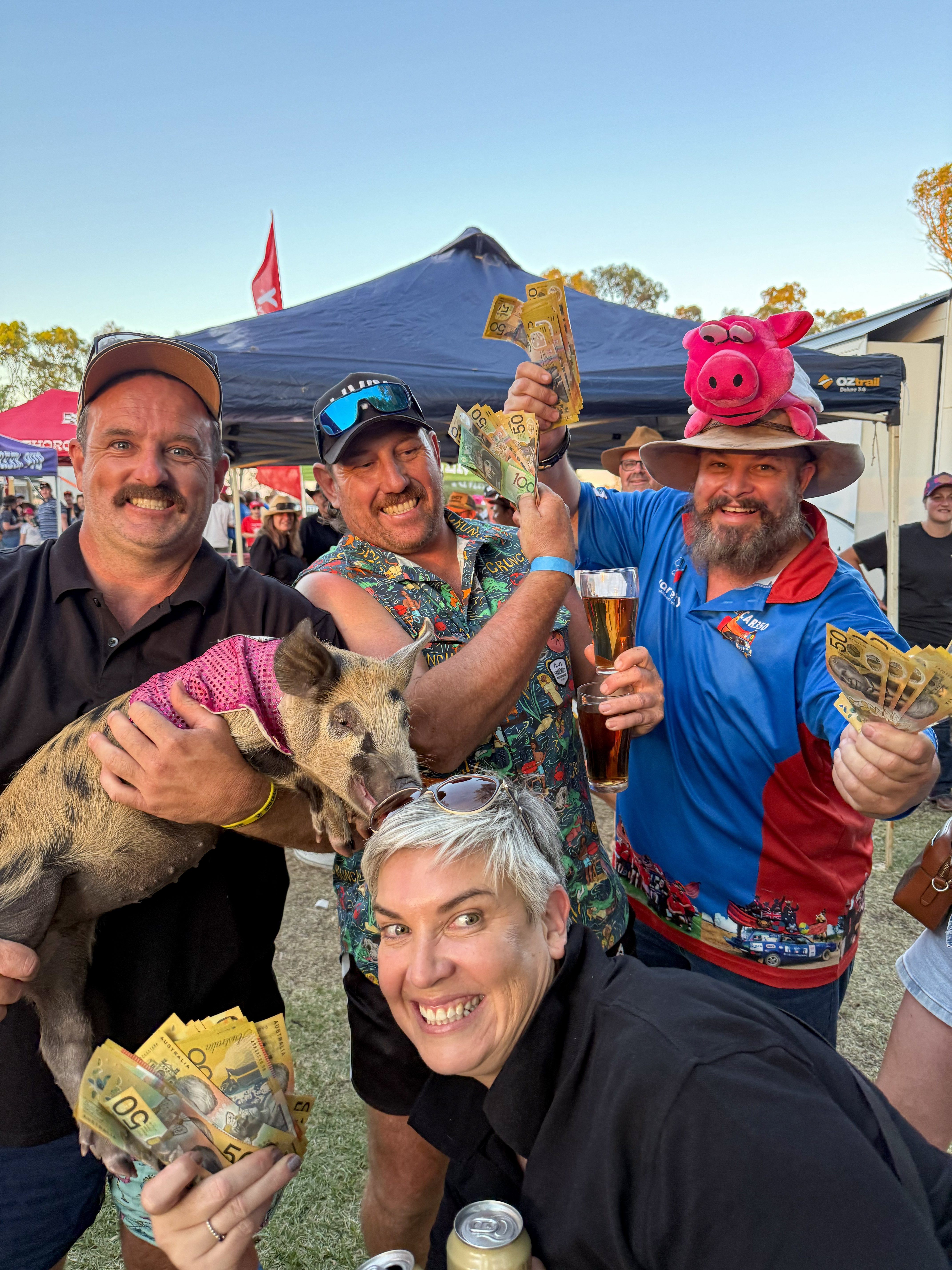 BLUE DOG TRAINING PIG RACING 1